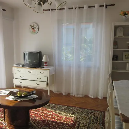 Haus Silvia Апартаменты Ровинь
