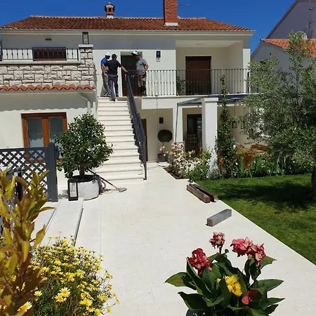 Haus Silvia Апартаменты *