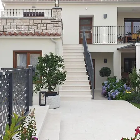 Haus Silvia Апартаменты Ровинь